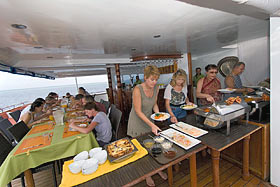 Яхта Carpe Vita: открытая палуба с обеденными столами.