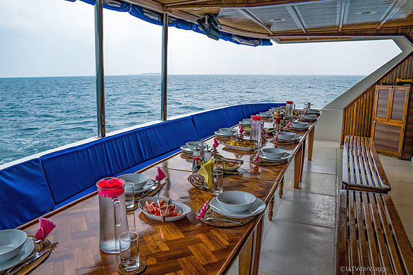 Яхта Conte Max. Ресторан на открытой палубе