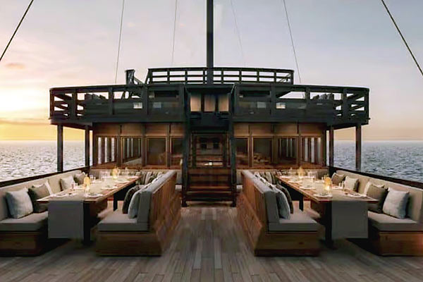 Яхта Coralia Dua. Обеденная зона на открытой палубе.