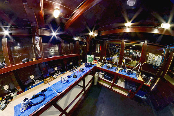 Комната для работы с фотоаппаратурой на яхте Dewi Nusantara.
