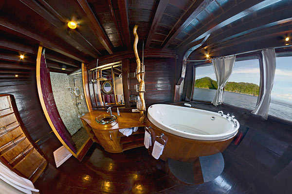 Ванная комната в каюте Master Suite на яхте Dewi Nusantara.
