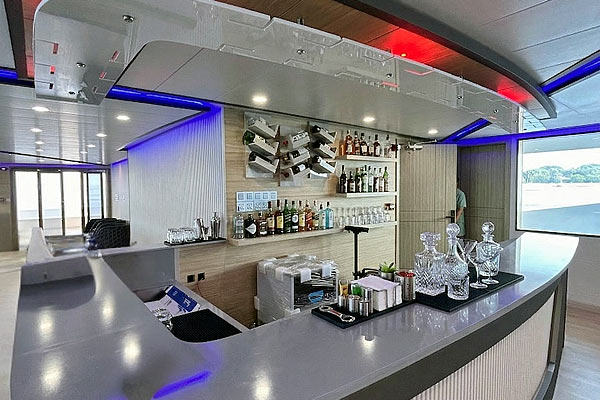 Бар на яхте Emperor Explorer II