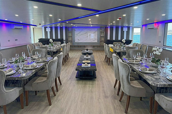 Обеденный зал на яхте Emperor Explorer II