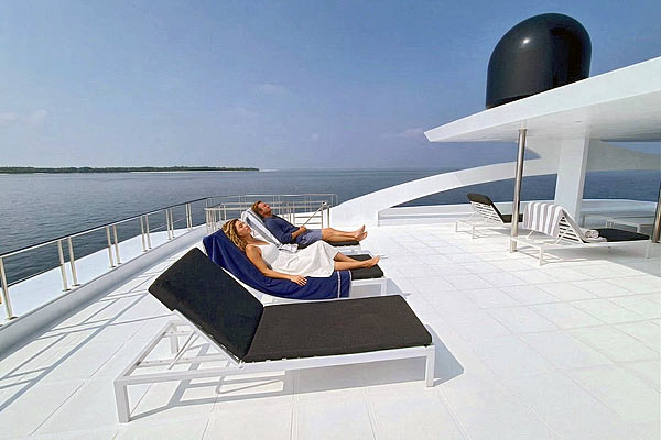 Сан-дек на яхте Emperor Explorer II