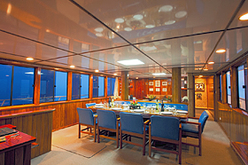Обеденный зал на корабле Fiji Aggressor
