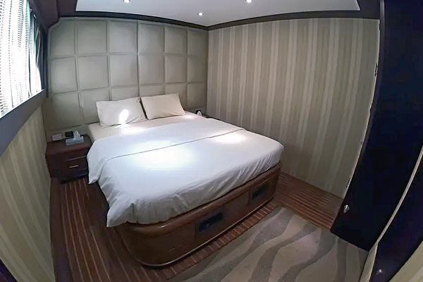 Яхта Galaxy 720. Каюта Suite на верхней палуба.