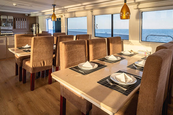 Обеденный зал на яхте All Star Ghani.