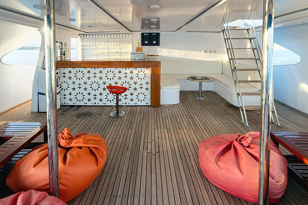 Бар на палубе для отдыха на яхте All Star Ghani.