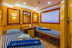 Каюта c раздельными кроватями. Яхта Golden Dolphin III