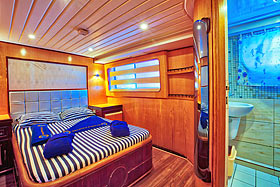 Каюта с двуспальной кроватью. Яхта Golden Dolphin III