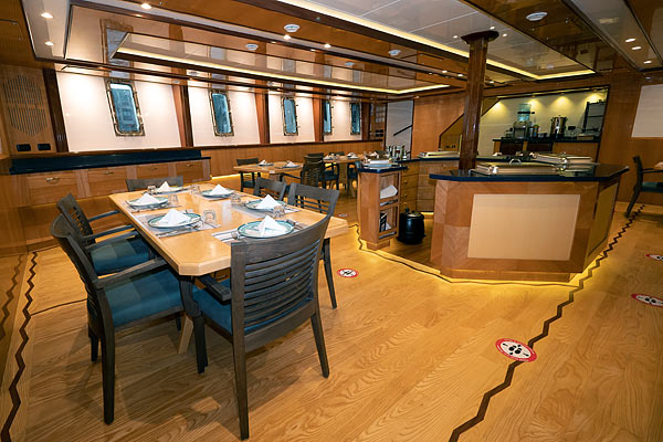 Обеденный зал на яхте Golden Dolphin IV.