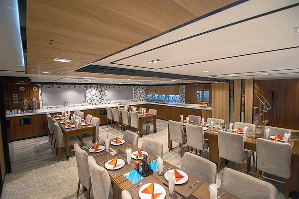 Обеденный зал на яхте Golden Imperial.