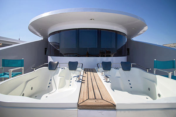 Ванна-джакузи на яхте Golden Imperial.