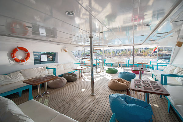 Полузатенённая палуба на яхте Golden Imperial.