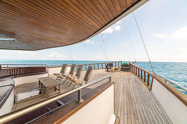 Полузатенёная терраса на корме на яхте Gurahali. Дайвинг-сафари на Мальдивах.