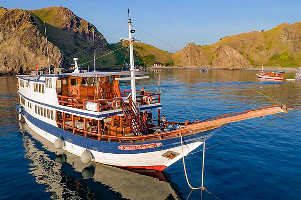 Дайвинг сафари в Индонезии на яхте Komodo Sea Dragon.