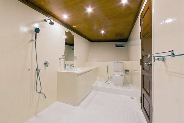Ванная комната на яхте Maldives Explorer