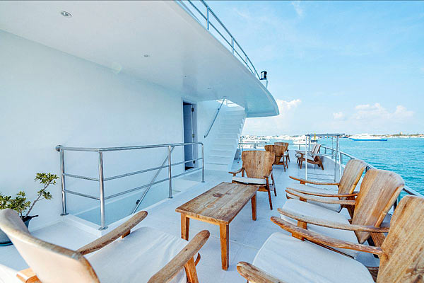 Зона отдыха на открытой палубе на яхте Maldives Legend Odyssey