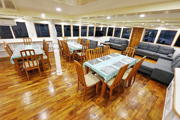 Обеденный зал на яхте Maldives Legend