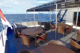 Полузатенённая палуба на яхте Maluku Explorer