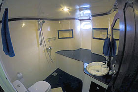 Яхта Manta Cruise: ванная комната.