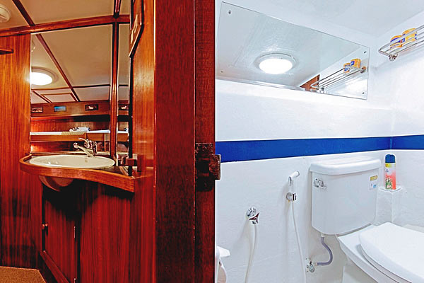 Яхта Mermaid II: ванная комната.
