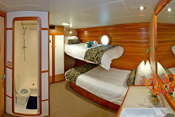 Яхта Naia: каюты с кроватями на двух уровнях.