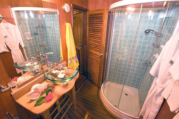 Ванная комната с душевой. Яхта Ocean Divine
