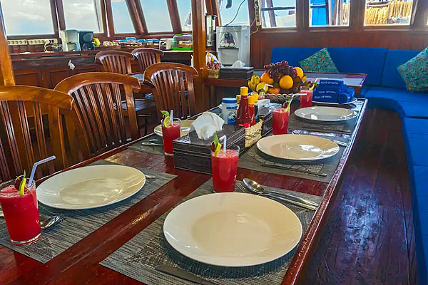 Обеденный зал на яхте Pearl of Papua.