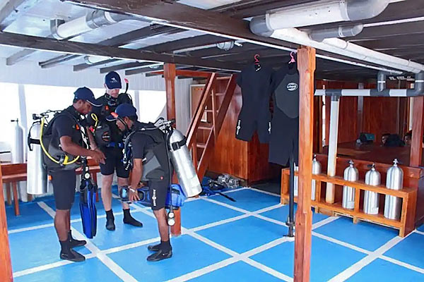 Дайв-дек на яхте Pearl of Papua