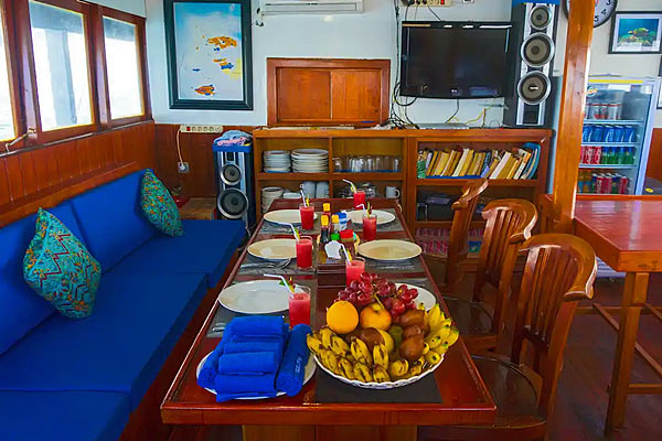 Салон кают-компании на яхте Pearl of Papua.