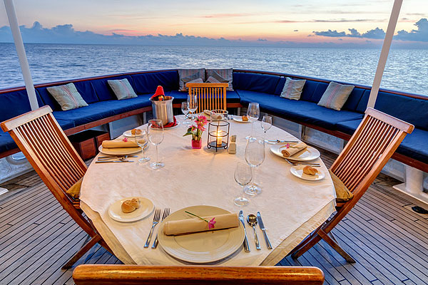 Ужин сервированный на открытой палубе на яхте Pelagian