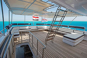 Полузатененная палуба для отдыха на яхте Red Sea Defender.