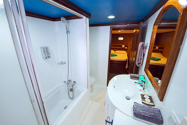 Ванная комната в каюте Junior Suite на яхте Sachika