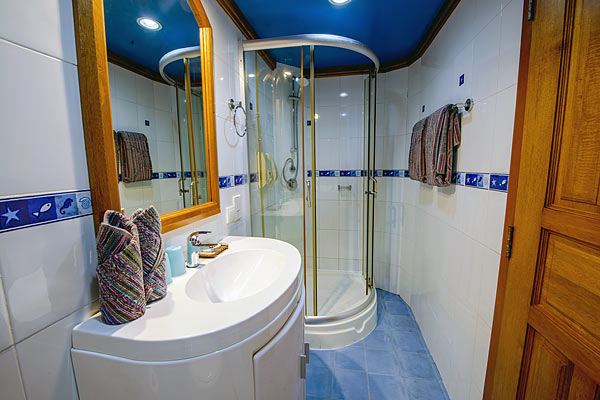 Ванная комната в каюте Suite на яхте Sachika