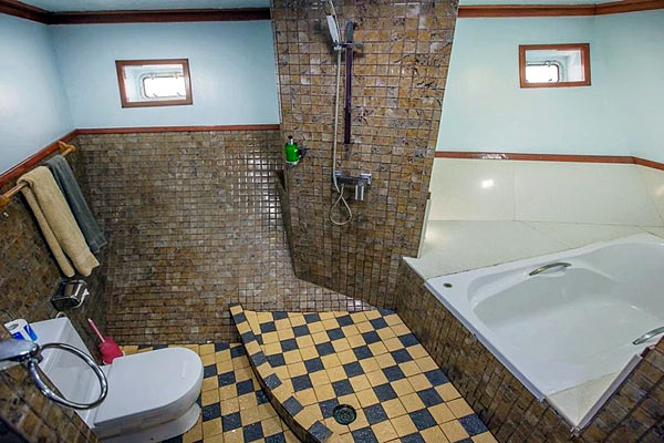 Ванная комната на яхте SeaRose