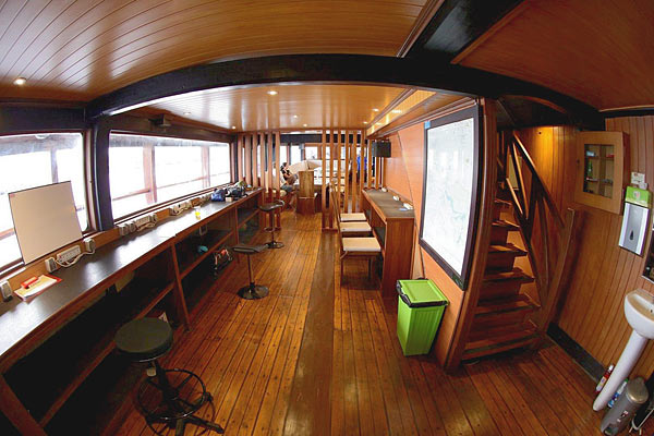 Яхта Sea Safari VIII. Столы для работы с фото/видео-техникой.