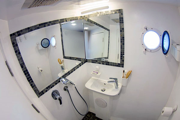 Ванная комната в каюте на яхте Seaduction