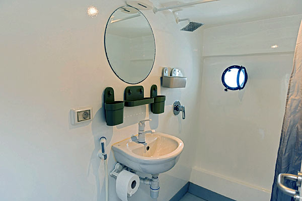 Ванная комната на яхте Sinaistar.