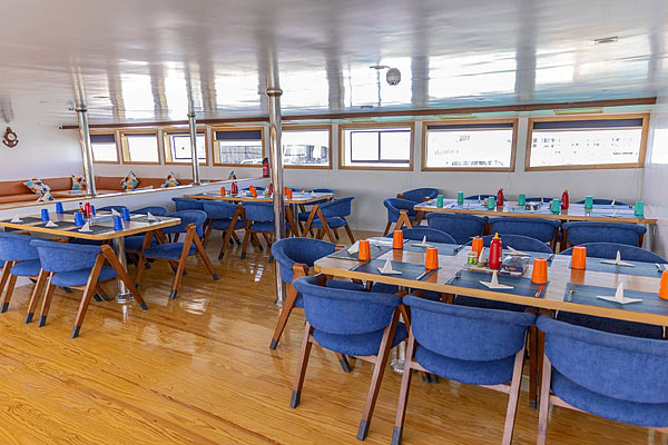 Обеденный зал на яхте Sinaistar.