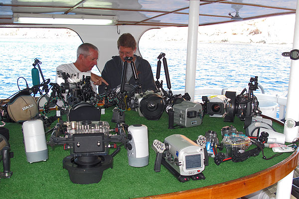 Яхта Solmar V. Стол для обслуживания оборудования на дайв-деке