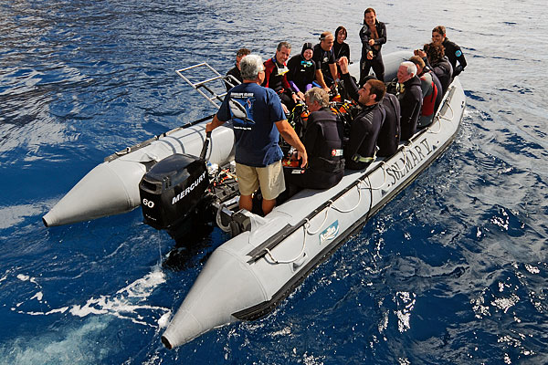 Яхта Solmar V. Группа дайверов отправляется к месту погружения на зодиаке.