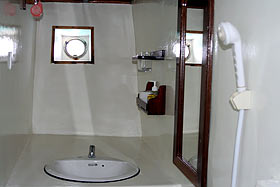 Туалет с душем в каюте на яхте Sting Ray