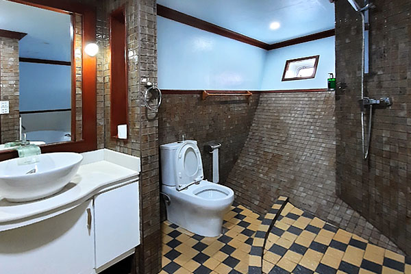 Ванная комната в каюте Junior Suite на яхте Sunseeker
