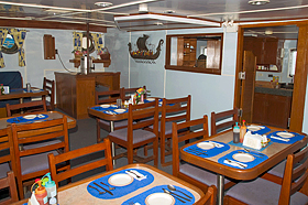 Обеденный зал на яхте Thorfinn