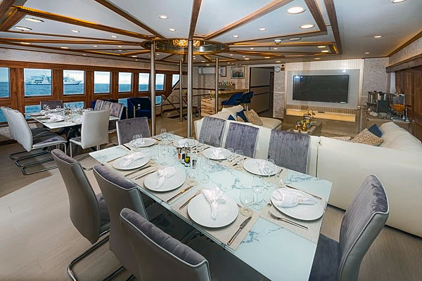 Обеденный зал на яхте Tiburon Explorer