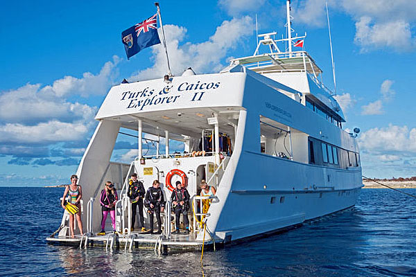 Дайв-платформа на яхте Turks & Caicos Explorer II