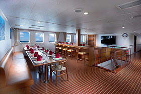Яхта White Manta: обеденный зал.