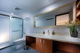Яхта White Manta: ванная комната с душем