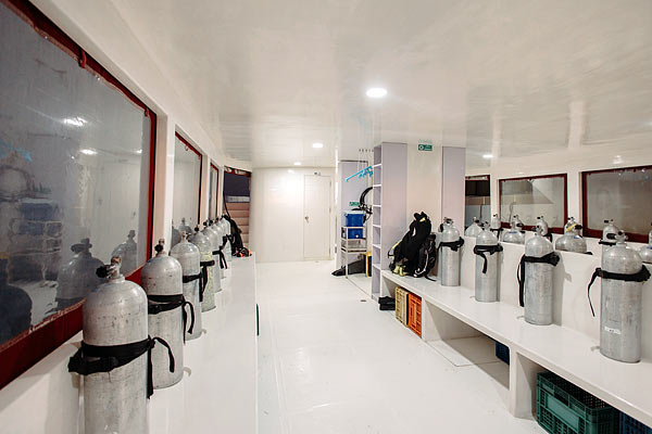 Яхта Adora: дайв-дек.